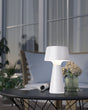 Lámpara de mesa recargable EGLO Scorrano 75795 blanca encendida en ambiente