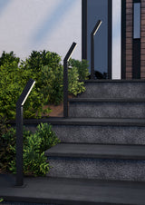 Balizas EGLO Ugento 900993 con luz cálida junto a una escalera exterior