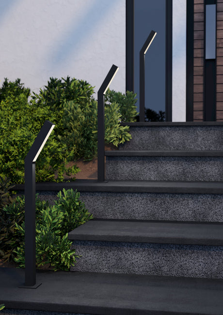 Balizas EGLO Ugento 900993 con luz cálida junto a una escalera exterior