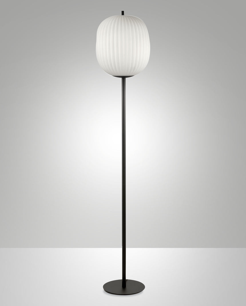 Lámpara de pie Fabas Luce Domizia 3689-10-101 con estructura negra y pantalla blanca de vidrio soplado