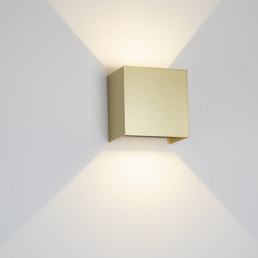 Aplique de exterior Mantra Davos LED aluminio dorado 2700 regulable IP65 15cm