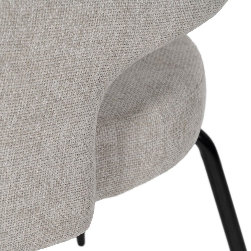 Silla IXIA 612599 tapizada gris con patas negras, detalle del brazo y unión del asiento