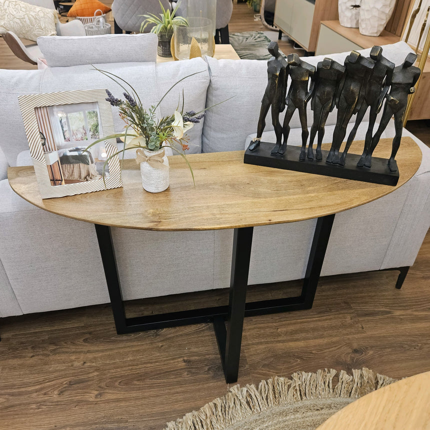 Consola IXIA 612835 de madera de mango miel, vista frontal de ambiente