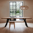 Mesa de comedor IXIA 615024 de madera de acacia natural y base de hierro de 240 cm en un comedor