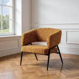 Sillón IXIA 615390 mostaza de tejido y metal, en un salón luminoso junto a una ventana