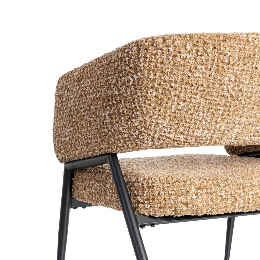Sillón IXIA 615390 mostaza de tejido y metal, detalle del respaldo y del asiento