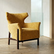 Sillón IXIA 615443 mostaza de tejido y madera, vista completa en ambiente junto a un ventanal