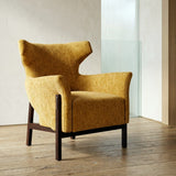 Sillón IXIA 615443 mostaza de tejido y madera, vista completa en ambiente junto a un ventanal