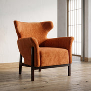 Sillón IXIA 615444 melocotón de tejido y madera, vista completa en ambiente junto a un ventanal