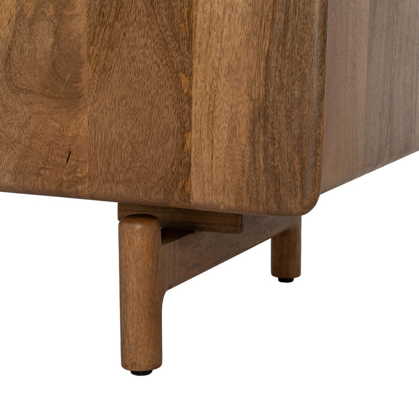 Detalle de las patas y la esquina redondeada del aparador IXIA 616278