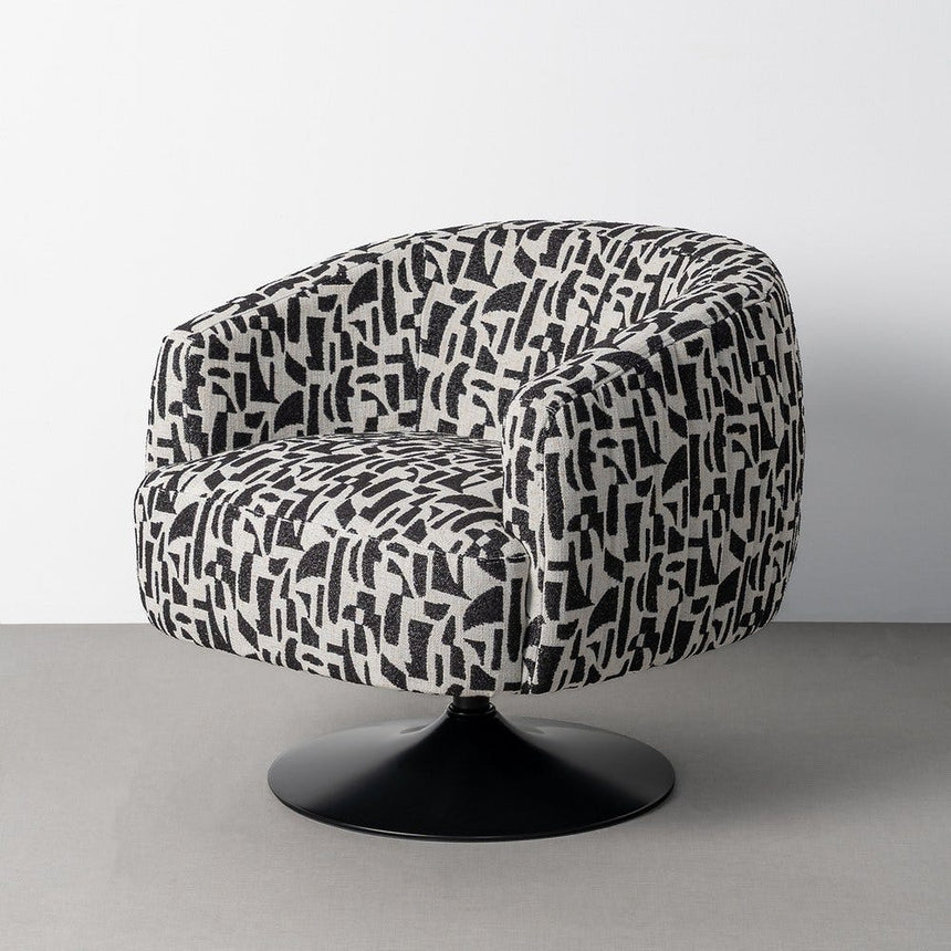 Sillón giratorio IXIA 616830 negro y blanco, vista completa en interior neutro