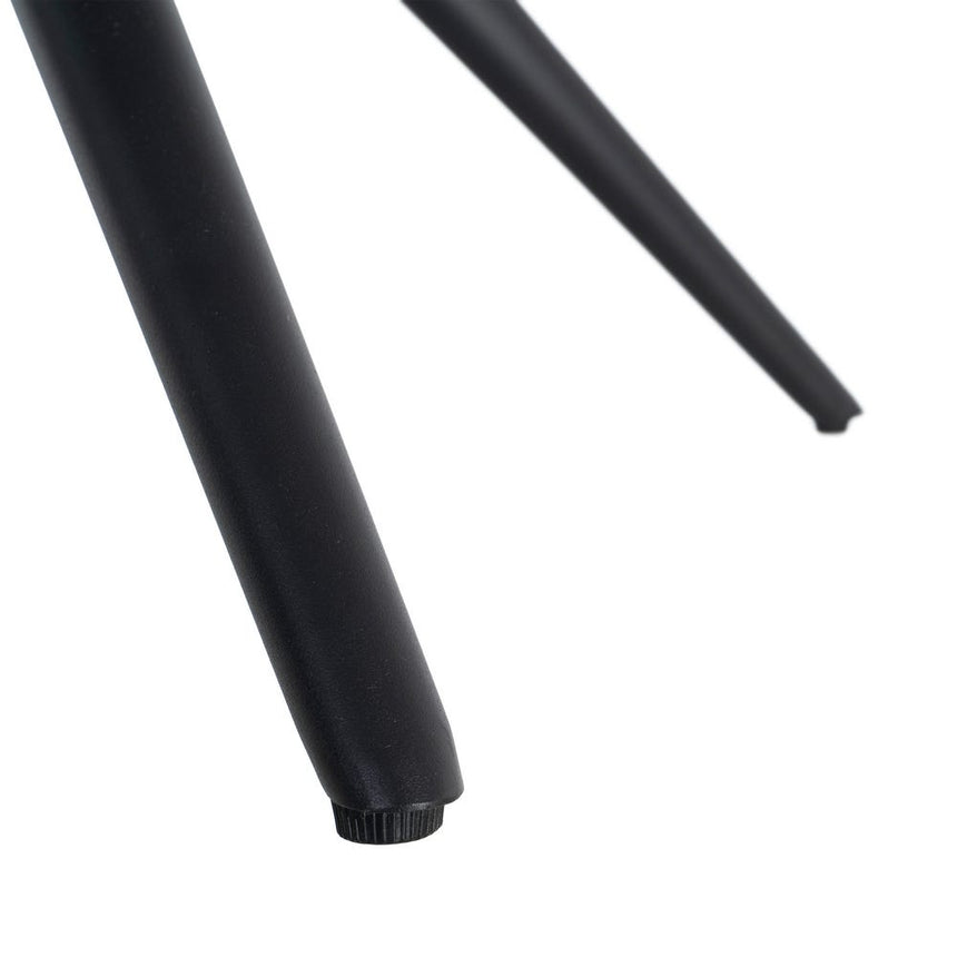 Silla giratoria IXIA 617031 antracita, detalle del apoyo de una pata