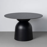 Mesa de comedor de piedra sinterizada negra de 120 cm, vista completa en ambiente