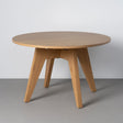 Mesa redonda IXIA 617063 con acabado efecto madera natural en un interior