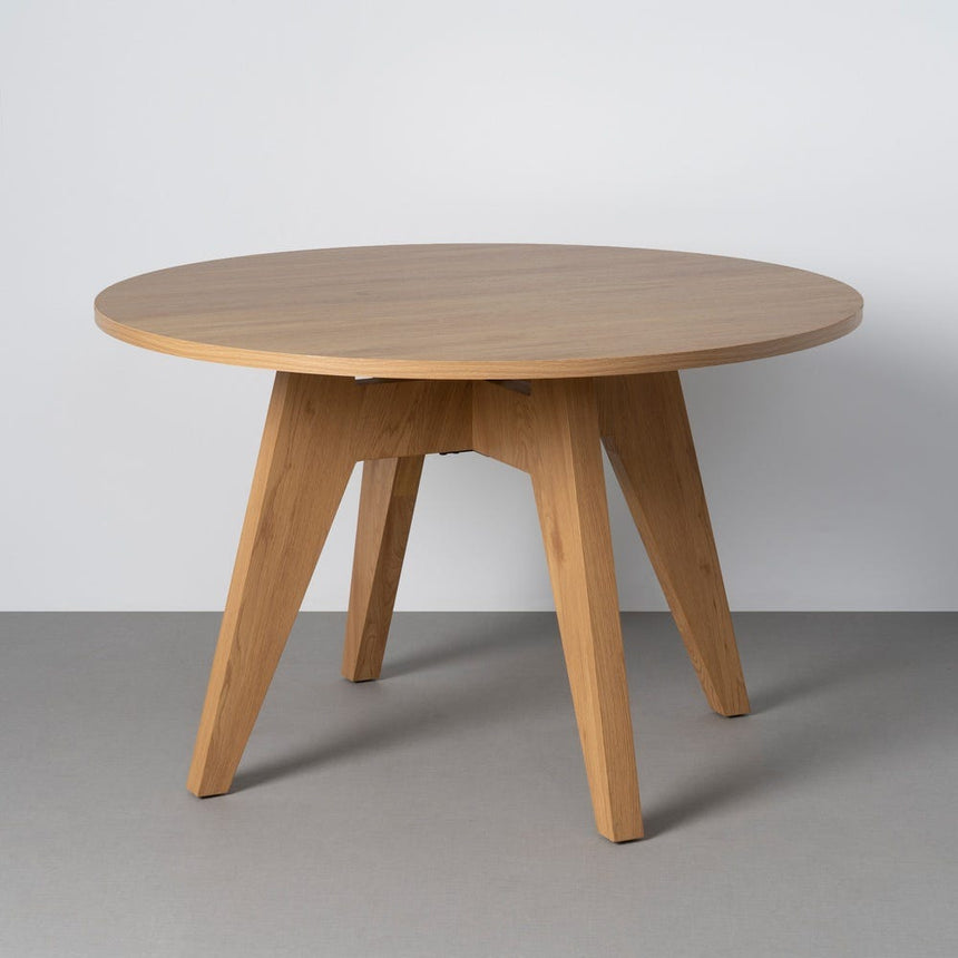 Mesa redonda IXIA 617063 con acabado efecto madera natural en un interior