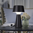 Lámpara de mesa recargable EGLO Scorrano 75796 negra encendida en ambiente de salón