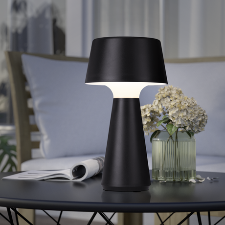 Lámpara de mesa recargable EGLO Scorrano 75796 negra encendida en ambiente de salón