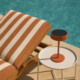 Lámpara solar de mesa EGLO Simeri 75879 terracota en ambiente de terraza