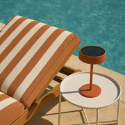 Lámpara solar de mesa EGLO Simeri 75879 terracota en ambiente de terraza
