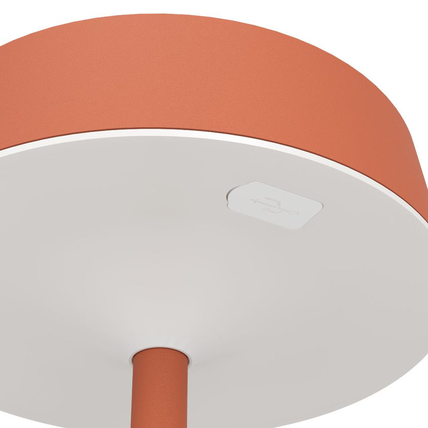 Detalle del conector USB-C de la lámpara solar EGLO Simeri 75879 terracota