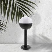 Baliza de exterior LEDME Cam LM7314 negra vista completa en un jardín de día