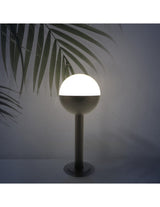 Baliza de exterior LEDME Cam LM7314 negra vista completa en un jardín de noche