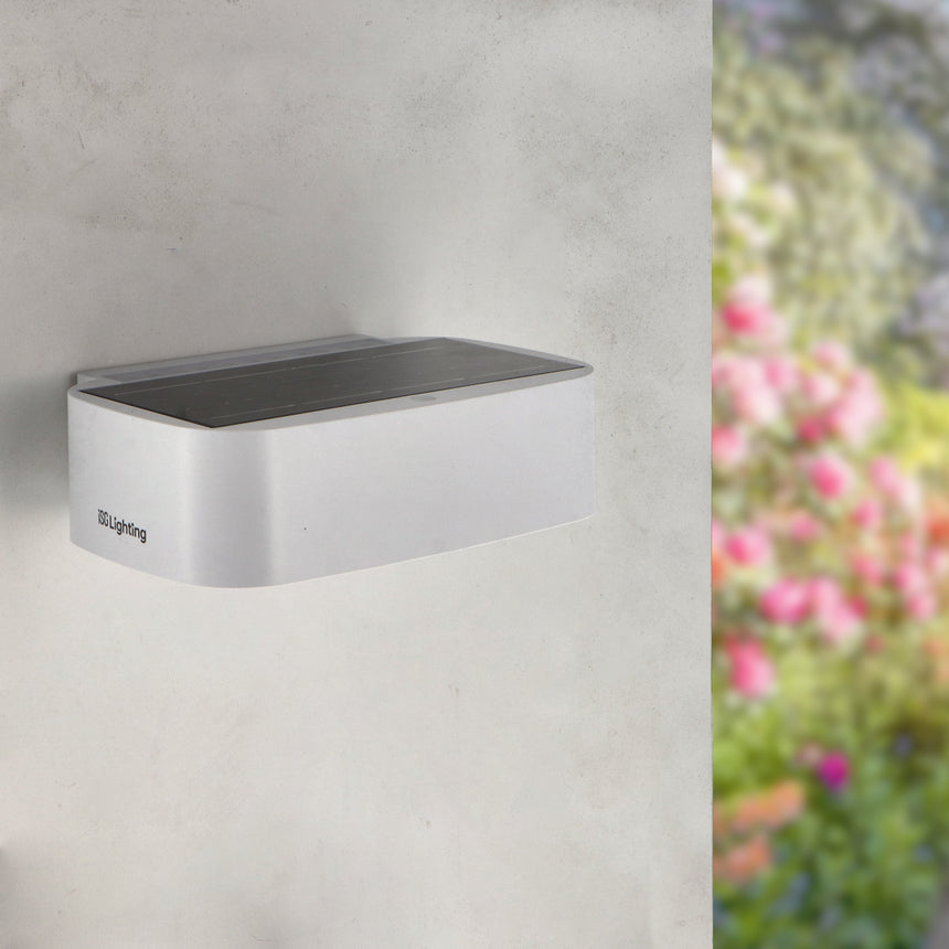 Aplique solar Plit GA7381 blanco instalado en una pared con su panel solar visible