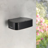 Aplique solar Plit GA7382 negro instalado en pared con panel solar visible