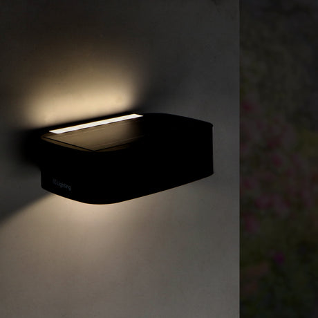 Plit GA7382 negro encendido en una pared de exterior