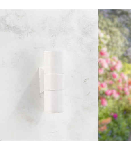 Aplique de exterior LEDME Tube LM6196 blanco instalado en una pared exterior