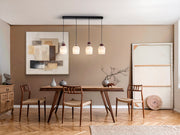 Schuller Dunia 796231 de cuatro luces, cristal opal y cerámica granate y marrón claro, iluminando una mesa de comedor