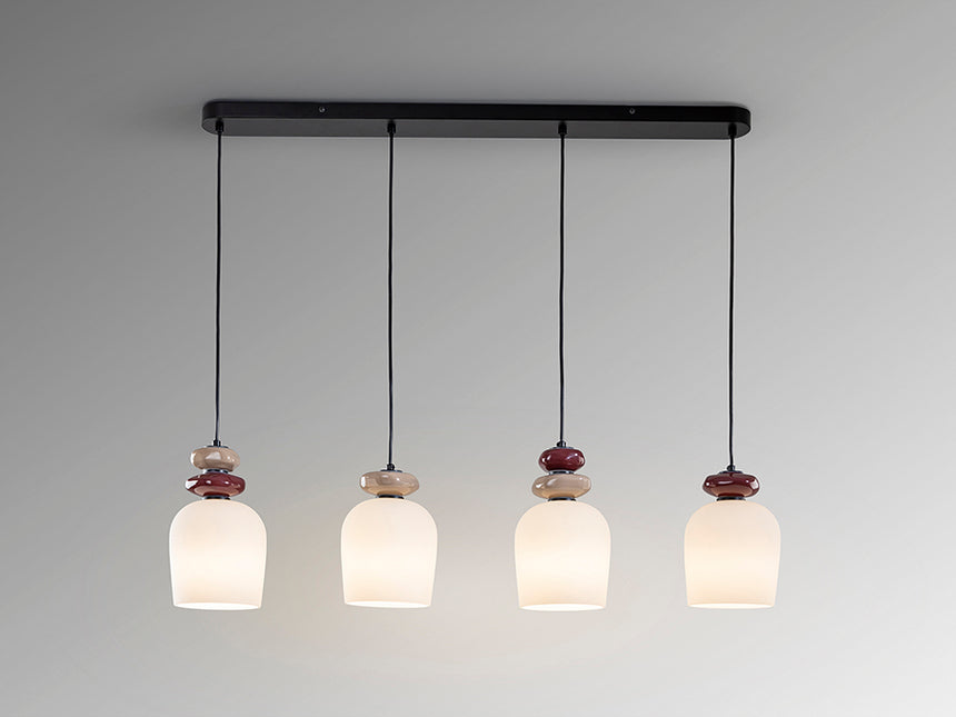 Vista frontal encendida de Schuller Dunia 796231 de cuatro luces con tulipas opal y cerámica granate y marrón claro