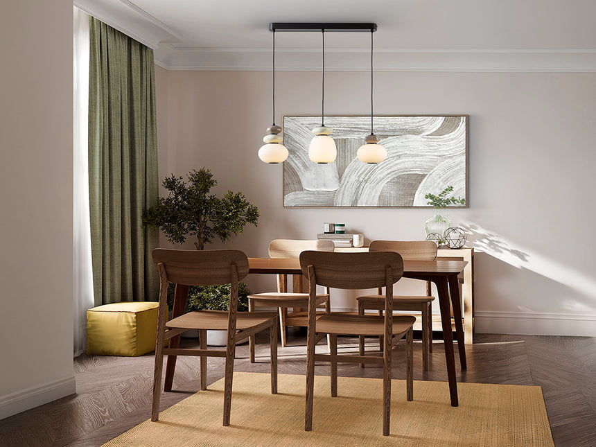 Ambiente oficial con Schuller Mirta 862677, colgante lineal de tres luces con cristal opal y cerámica blanco crudo y marrón claro