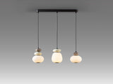Schuller Mirta 862677, vista frontal completa del colgante lineal de tres luces encendido, con cristal opal y cerámica blanco crudo y marrón claro