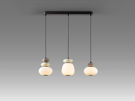 Schuller Mirta 862677, vista frontal completa del colgante lineal de tres luces encendido, con cristal opal y cerámica blanco crudo y marrón claro