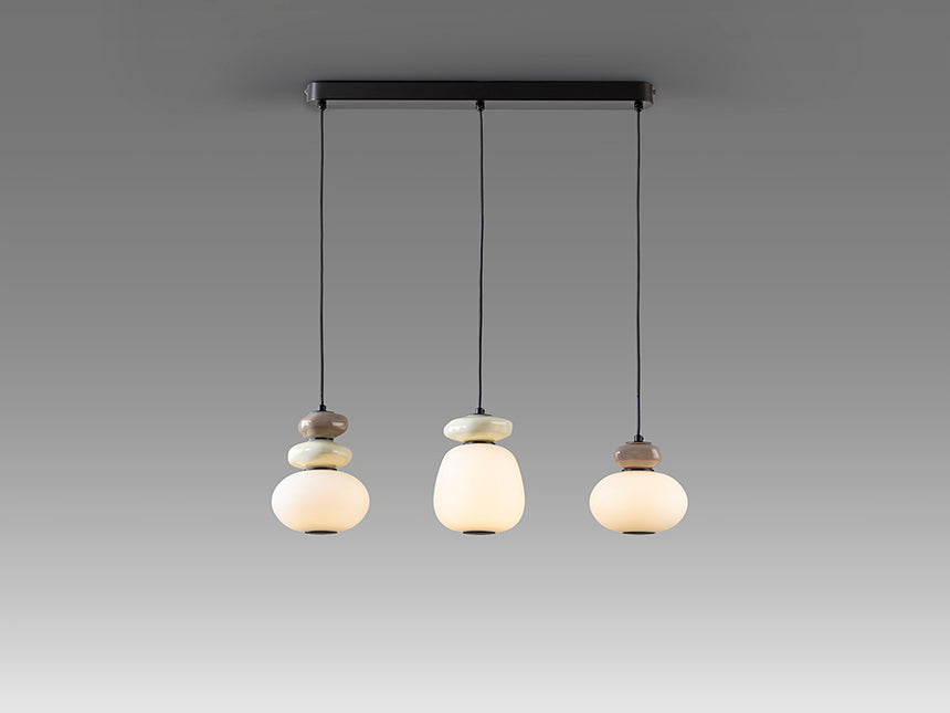Schuller Mirta 862677, vista frontal completa del colgante lineal de tres luces encendido, con cristal opal y cerámica blanco crudo y marrón claro