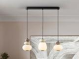 Schuller Mirta 862677 encendida en ambiente, vista cercana de sus tres luces y placa lineal negra
