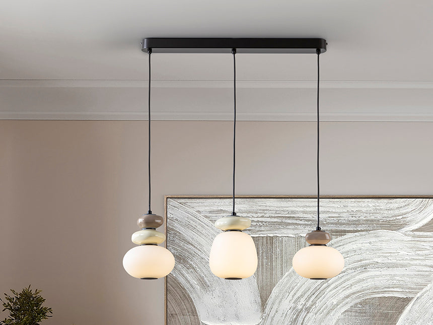 Schuller Mirta 862677 encendida en ambiente, vista cercana de sus tres luces y placa lineal negra