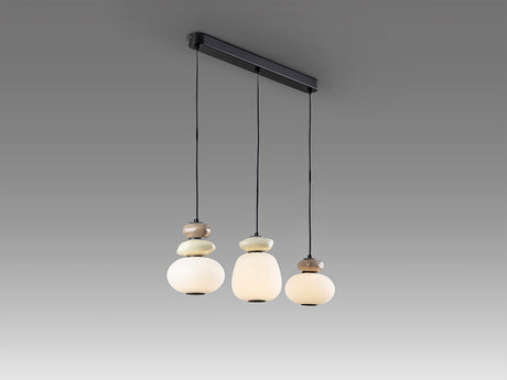 Schuller Mirta 862677 encendida, vista lateral en perspectiva del colgante lineal de tres luces