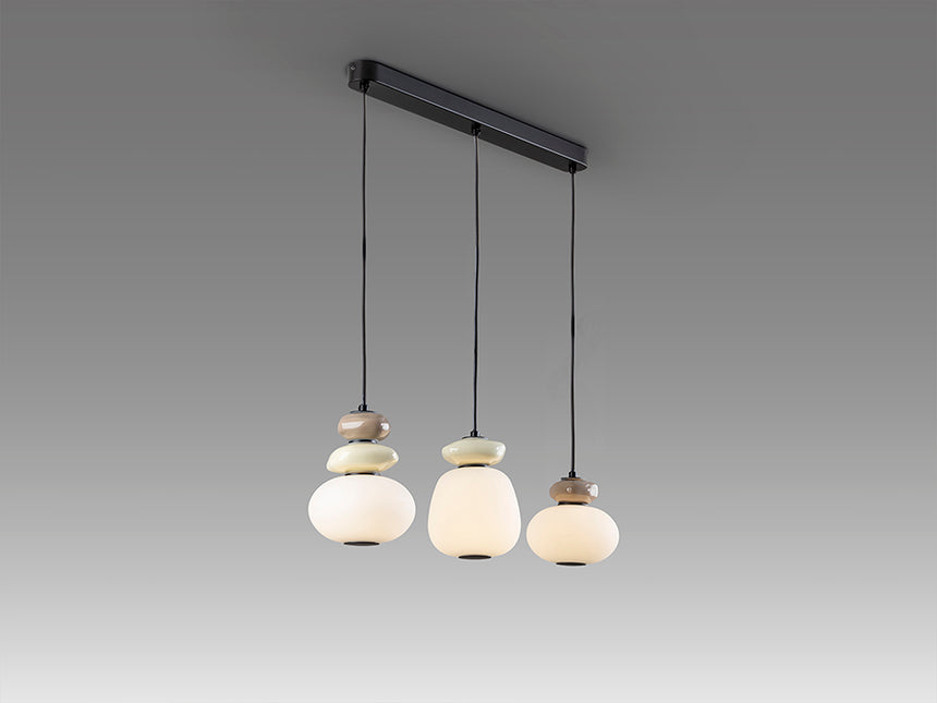 Schuller Mirta 862677 encendida, vista lateral en perspectiva del colgante lineal de tres luces