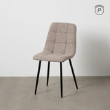 Silla IXIA 612557 tapizada taupe con patas de metal negro, vista completa centrada con ambiente de pared y suelo