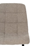 Silla IXIA 612557 tapizada taupe con patas de metal negro, detalle de costuras del respaldo
