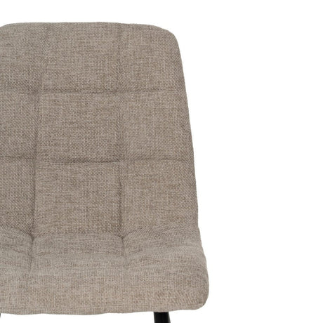 Silla IXIA 612557 tapizada taupe con patas de metal negro, detalle de costuras del respaldo