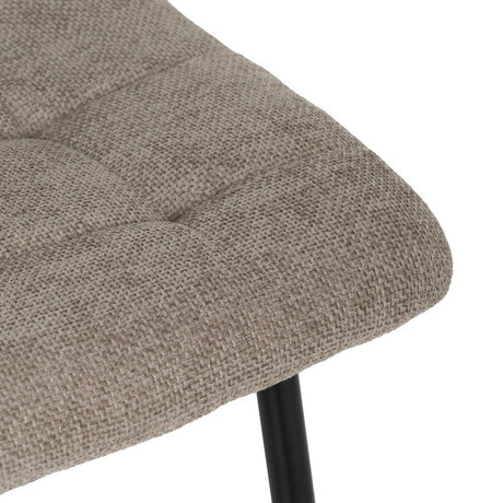 Silla IXIA 612557 tapizada taupe con patas de metal negro, detalle del asiento y su tapizado