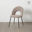 Silla IXIA 612565 tapizada taupe con respaldo abierto y patas de hierro negro, vista completa centrada con ambiente de pared y suelo