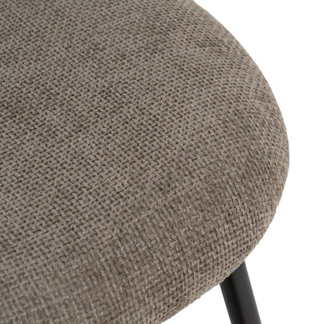 Silla IXIA 612565 tapizada taupe con respaldo abierto y patas de hierro negro, detalle del tapizado del asiento