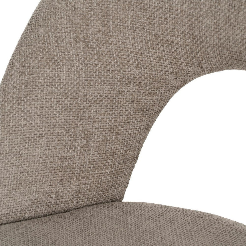 Silla IXIA 612565 tapizada taupe con respaldo abierto y patas de hierro negro, detalle de la abertura del respaldo