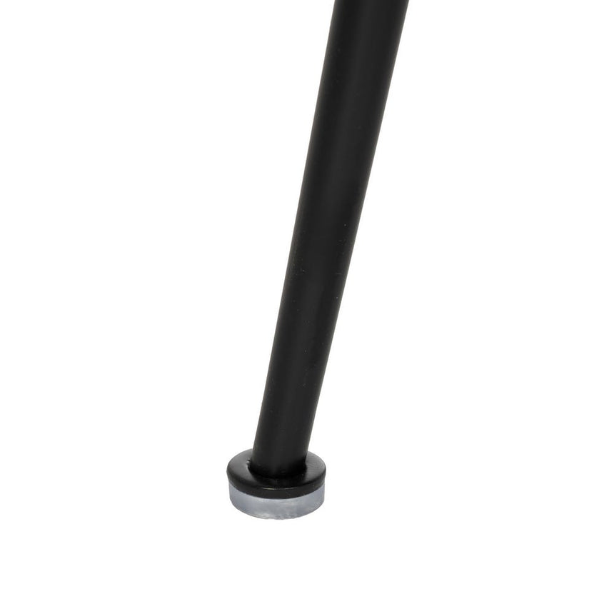 Silla IXIA 612565 tapizada taupe con respaldo abierto y patas de hierro negro, detalle de pata negra y apoyo