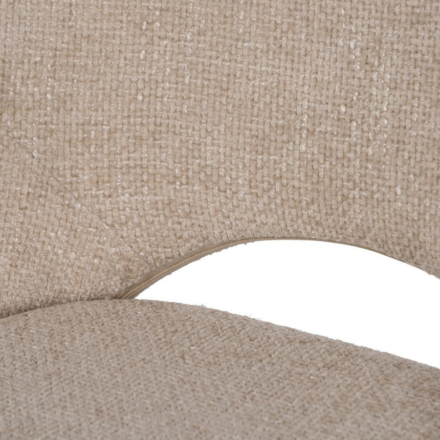 Silla IXIA 612644 tapizada crema con estructura metálica oscura, detalle de la abertura del respaldo