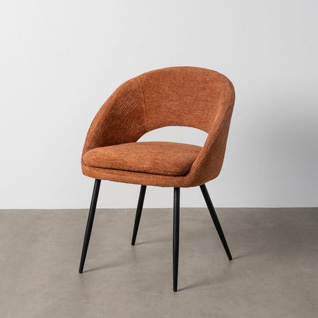 Silla IXIA 615396 tapizada calabaza con patas de hierro negro, ambiente centrado